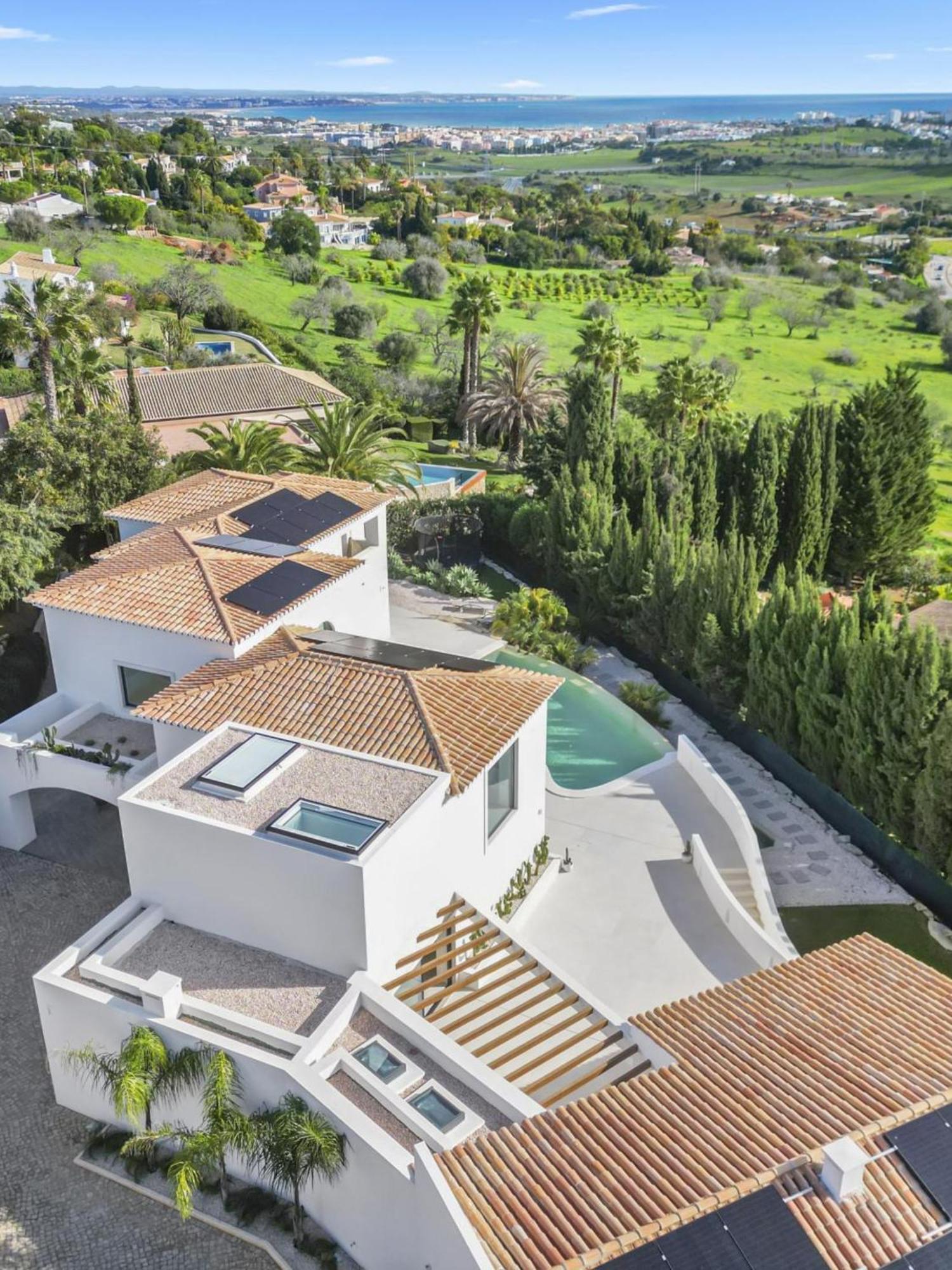 Exclusive And Elegance Seni, Pool Holiday home